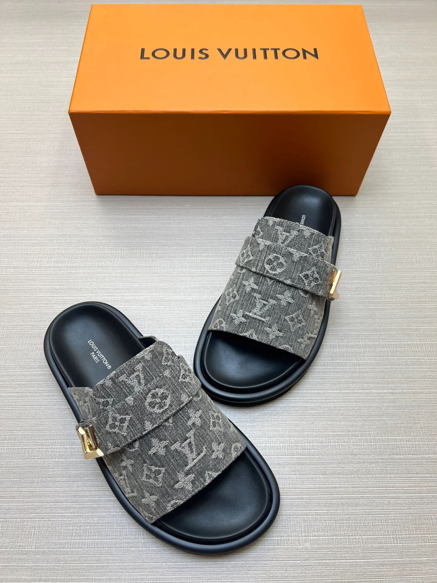 Factory price: 360💰【LOUIS VUITTON】Louis Vuitton, LV printing, men's and women's slippers are on the market, drawer box packaging with cloth bag, card, the upper pattern looks very soft and waxy, super versatile leg slimming artifact. Fabric: imported denim/canvas/old fabric, LV hardware LOGO, official website pattern printing, comfortable to wear, foot pads: high elastic men's shoes💰U water table. Sole: foam sole, heel height: about 5cm. Code number: 35-46, 35, 45, 46 are custom-made and non-returnable. Color: multiple colors and styles available.